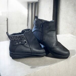 Kim Rogers Black Short Booties size 8. Faux leather boots with grey trim on back